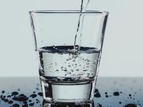 拒做水盲！会喝水的夫妇告诉你这样喝水才健康