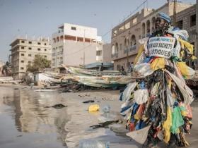 袋装水：非洲广为使用的必需品与环境威胁