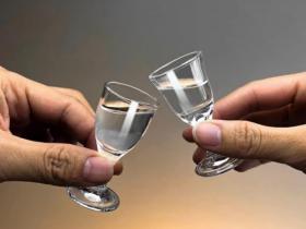 喝酱香型白酒为何要配矿泉水?