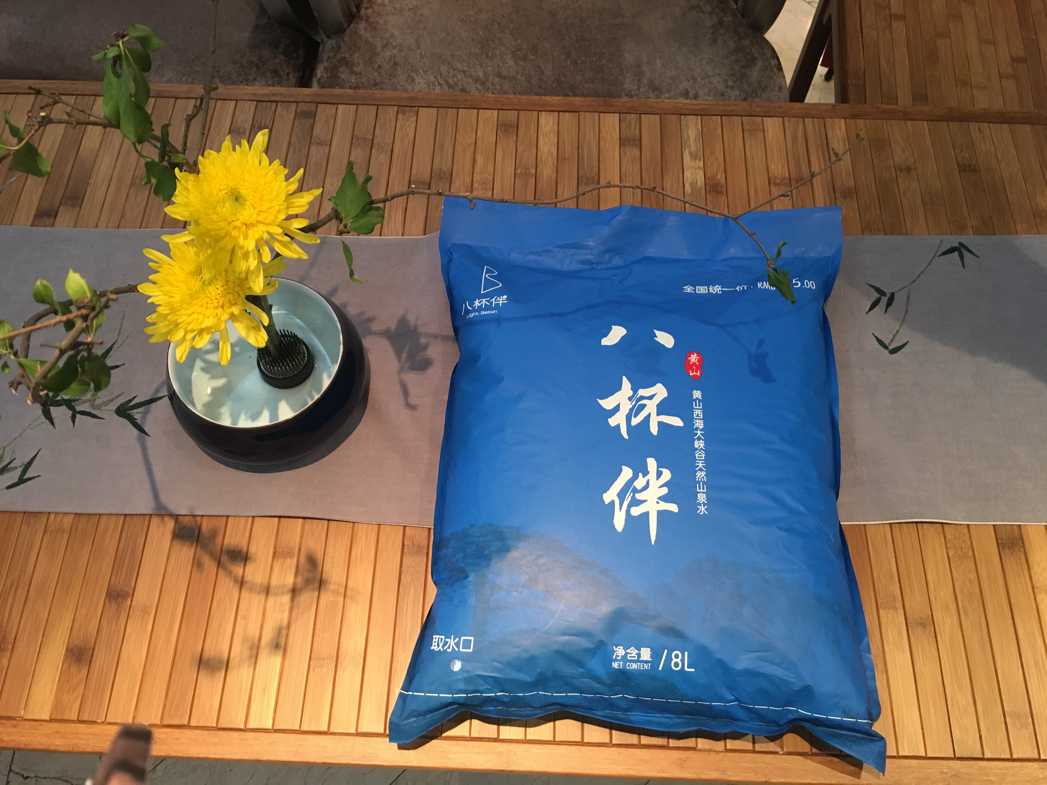 八杯伴袋装水,蕴自然之精华