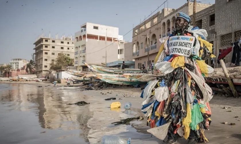 袋装水：非洲广为使用的必需品与环境威胁