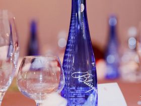 叫板农夫、对标依云，百岁山推高端玻璃瓶装水新品，取名“本来旺”！
